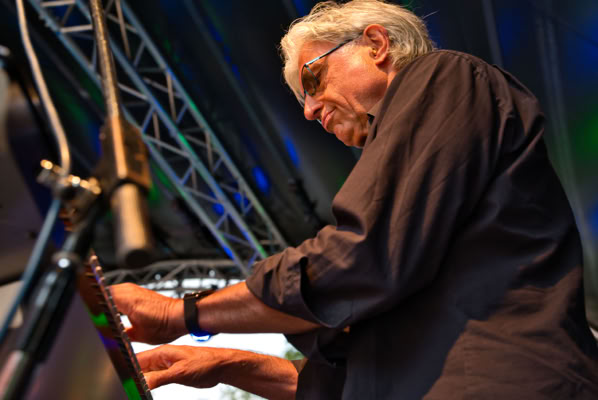 Keyboarder Helge ist konzentriert im Einsatz.