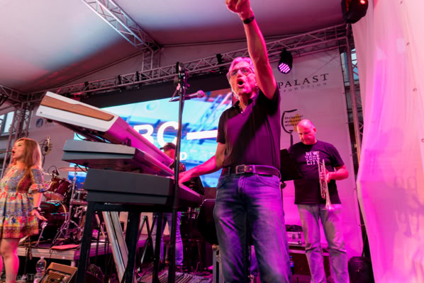 Keyborder Helge von NBC - Pop & Soulband feuert das Publikum an.