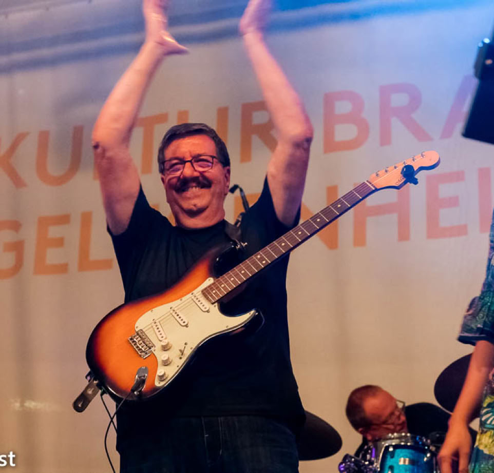 Gitarrist Ralf von NBC - Pop & Soulband auf der Bühne.