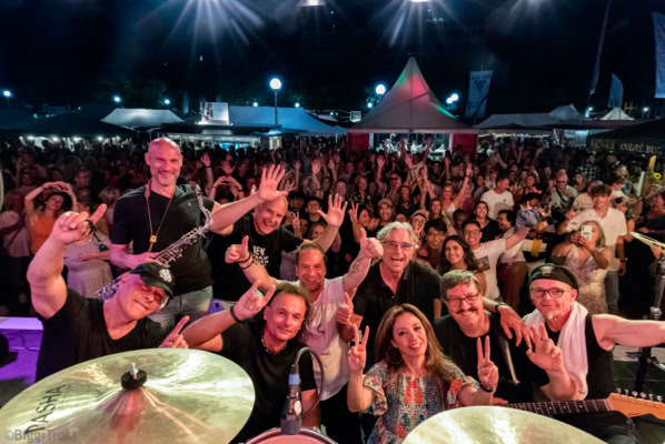 NBC Gruppenbild am Ende des Auftritts bei der Rheinauer Weinwoche in Wiesbaden.