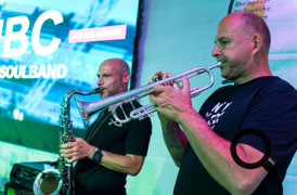 Saxophonist und Trompeter während des Auftritts von NBC.