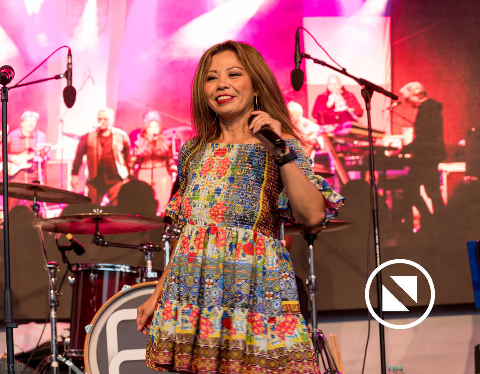 Indah, die Sängerin von NBC mit Mikrofon auf der Bühne bei der Rheingauer Weinwoche.