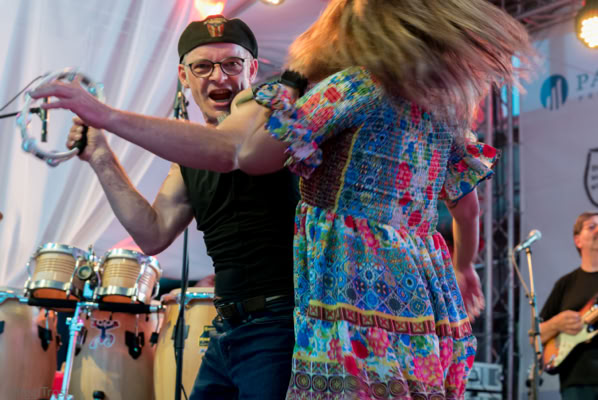 Claus und Indah von NBC - Pop & Soulband performen auf der Bühne.