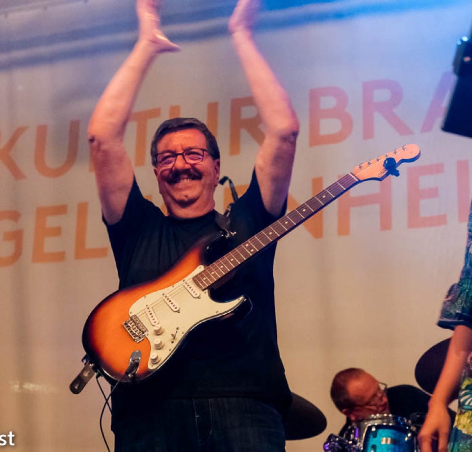Gitarrist Ralf von NBC auf der Bühne.
