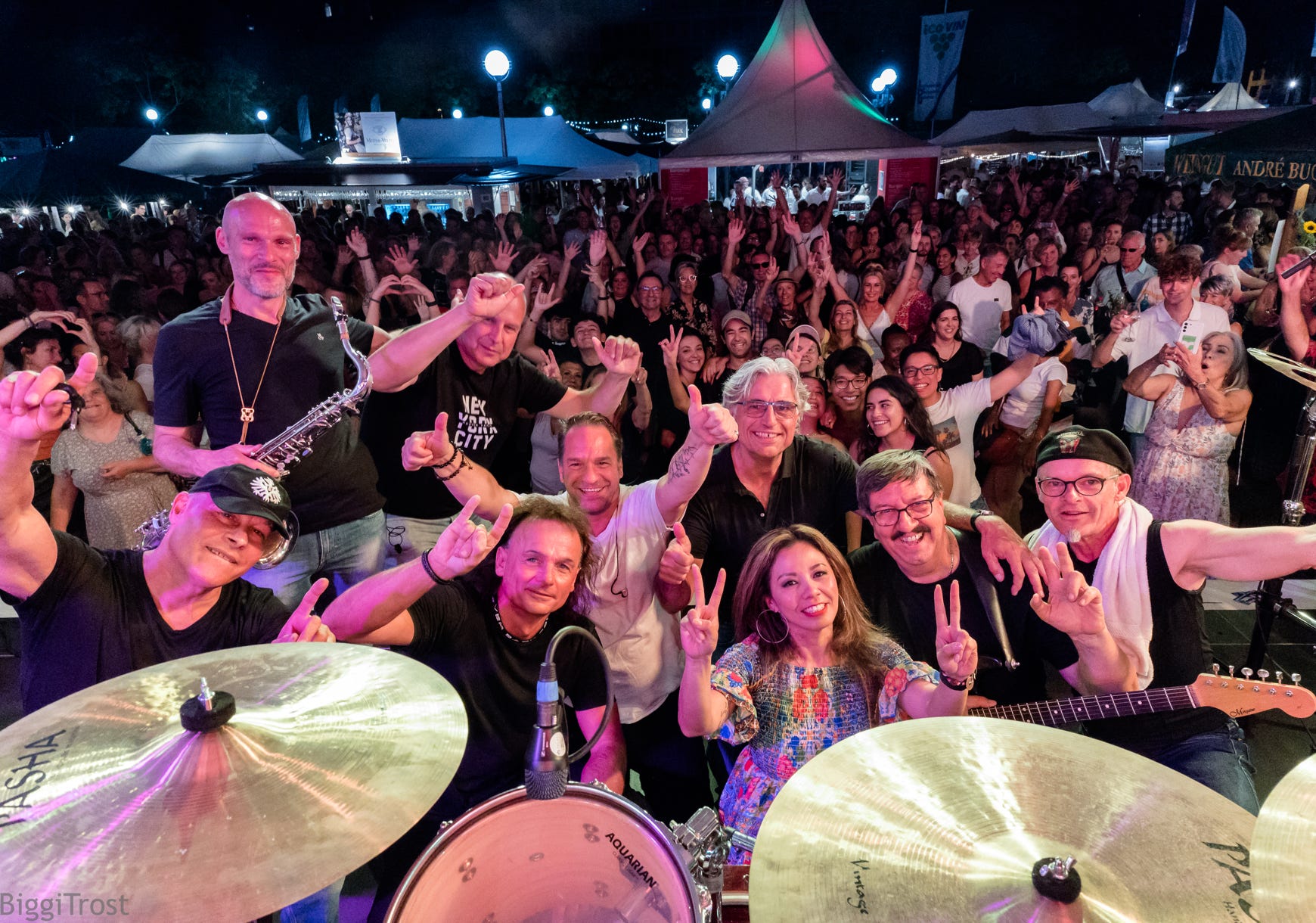 Bandfoto von NBC am Veranstaltungsende bei der Rheingauer Weinwoche in Wiesbaden.
