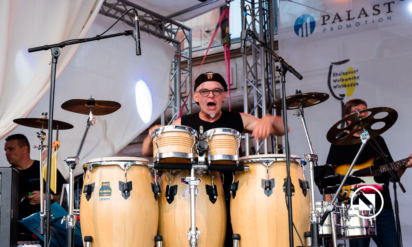 Percussionist Claus von der NBC - Pop & Soulband bei der Arbeit.