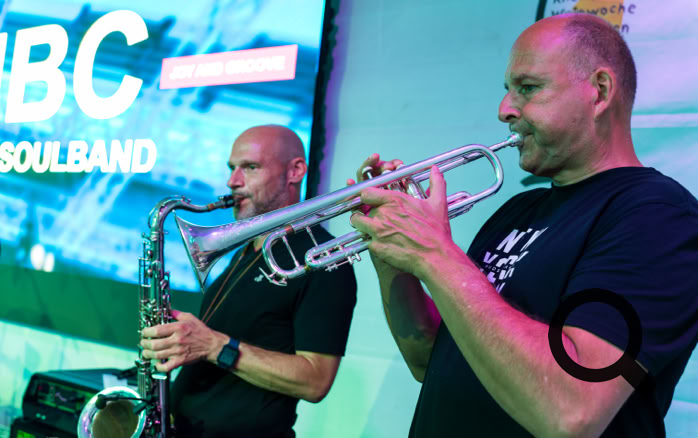 Saxophonist und Trompeter während des Auftritts von NBC - Pop & Soulband