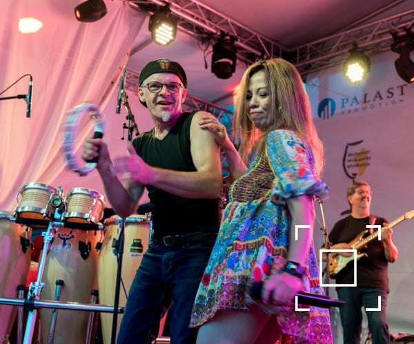 percussionist Claus performt zusammen mit Sängerin Indah von NBC - Pop & Soulband.