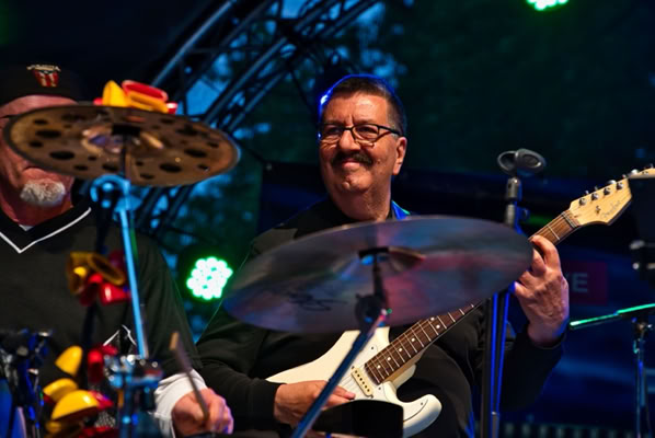 Gitarrist Ralf mit seiner weißen Fender Stratocaster.