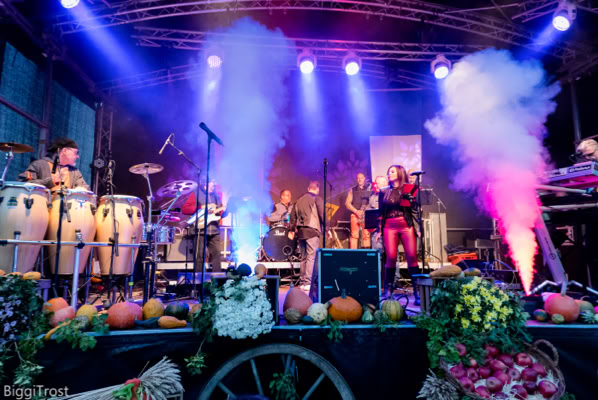 Bandfoto beim Auftritt von NBC - Pop & Soulband beim Erntedankfest in Heidesheim.