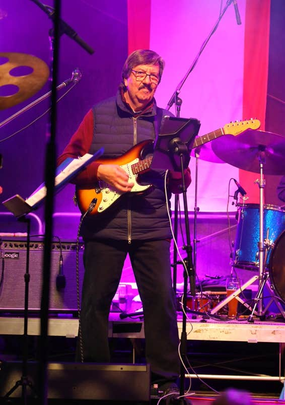 Gitarrist Ralf stehend mit seiner Stratocaster beim spielen