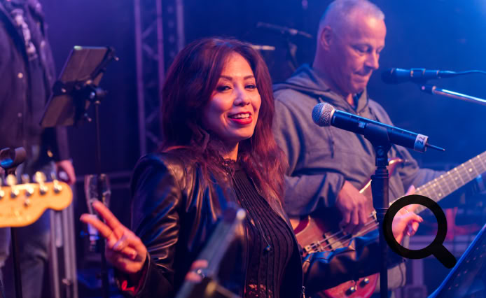 Bild auf der Bühne mit Indah zwischen dem Bassisten Harold und dem Gitarristen Ralf bei NBC - Pop & Soulband.