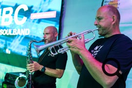 Saxophonist und Trompeter während des Auftritts von NBC.