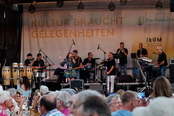 Bandfoto beim Auftritt von NBC - Pop & Souband beim Veranstalter IKUM in Ingelheim anläßlich der Reihe Donnerstags in der City.