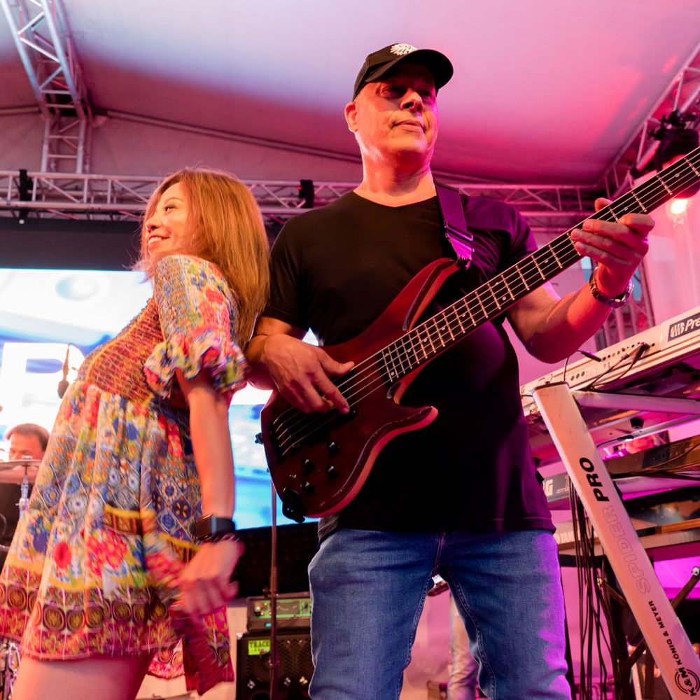 Sängerin Indah und Bassist Harold von NBC - Pop & Soulband zusammen auf der Bühne.