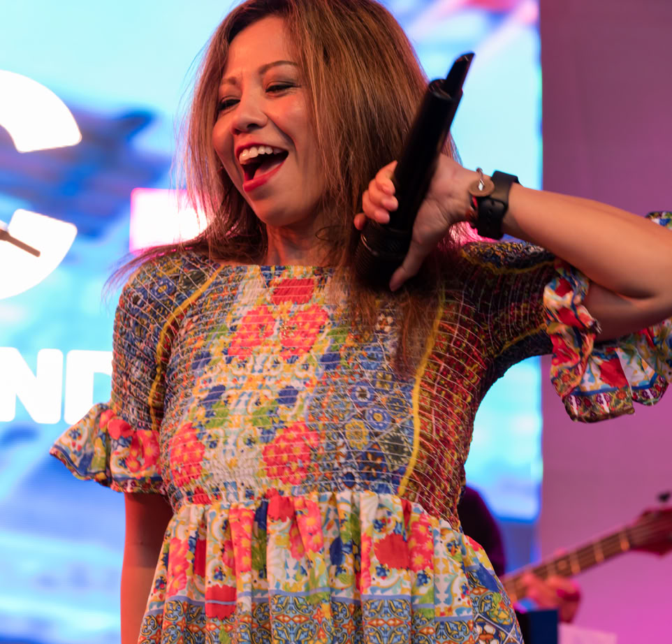 Indah Larasati, Sängerin der Band NBC.