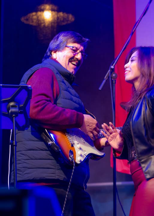 Ralf und Indah stehen sich auf der Bühne gegenüber