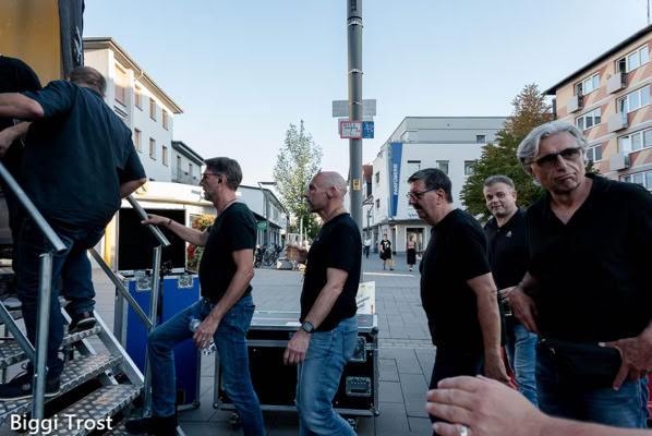 Die Musiker von NBC betreten hintereinander über eine Treppe seitlich die Bühne in Ingelheim bei Donnerstags in der City.