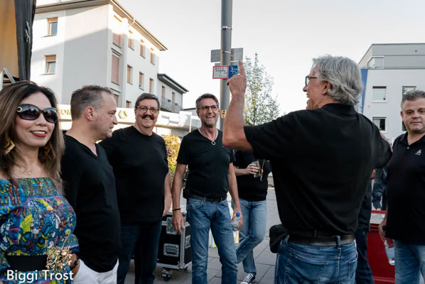 Die Bandmitglieder von NBC kurz vor dem Auftritt hinter der Bühne.