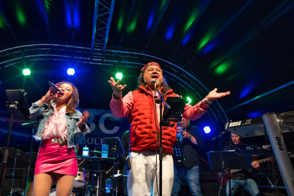 Indah und Marcus von NBC - Pop & Soulband singen zusammen.