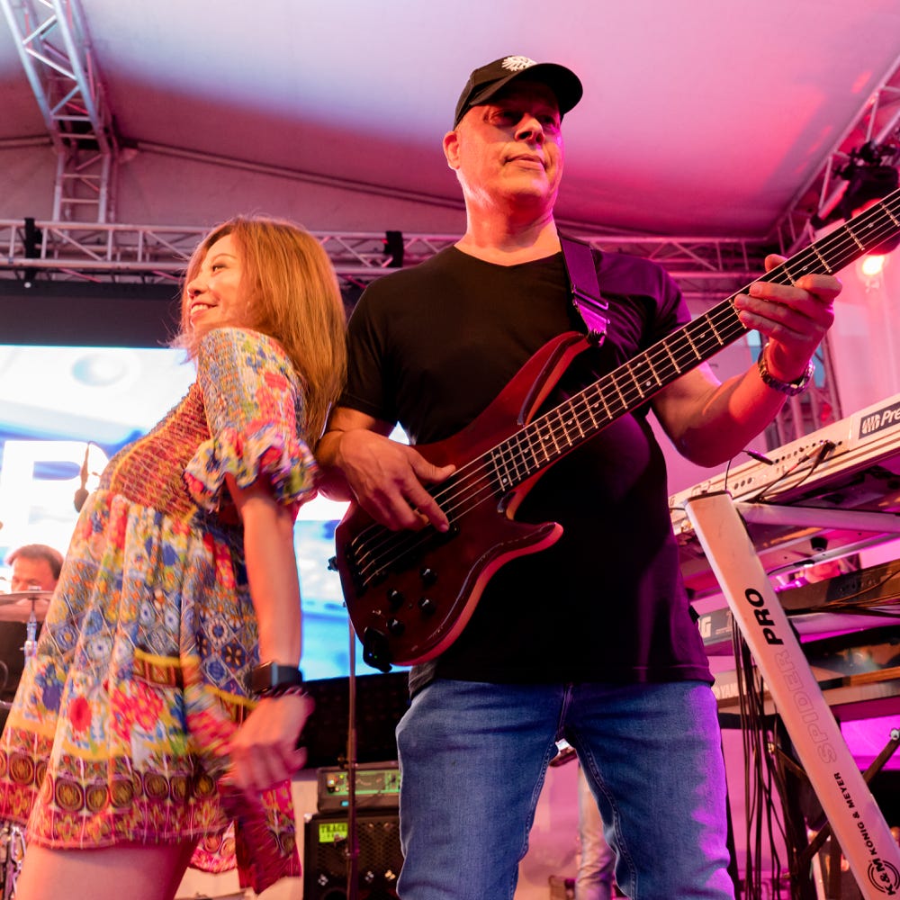 Sängerin Indah und Bassist Harold von NBC - Pop & Souband zusammen auf der Bühne.