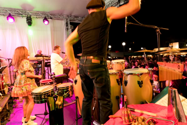 Interessantes Bühnenfoto zeigt Indah und Claus im Einsatz.